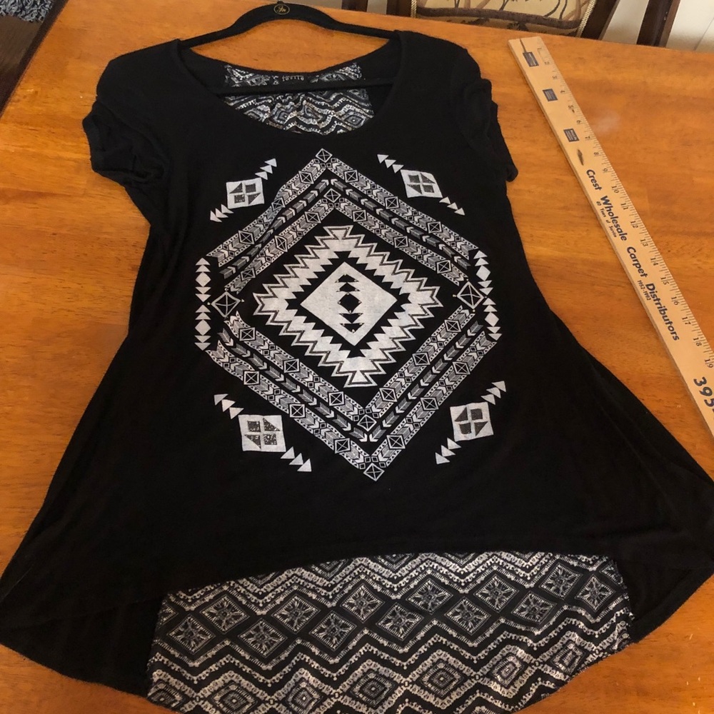 Joyce Leslie Black & White Top…No Sleeves